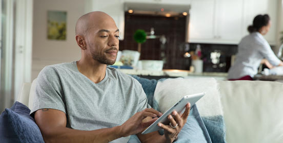 người đàn ông đang sử dụng iPad